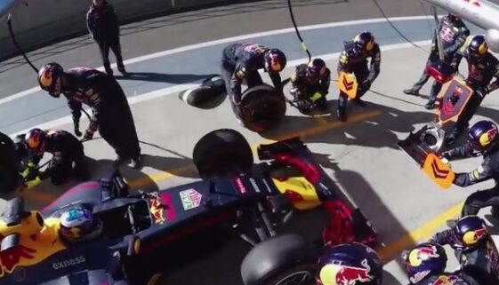Perfekte Teamarbeit: Formel 1 Reifenwechsel