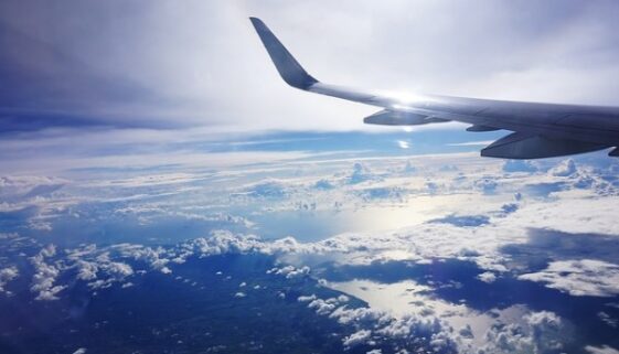 Blick aus einem Flugzeug über den Wolken