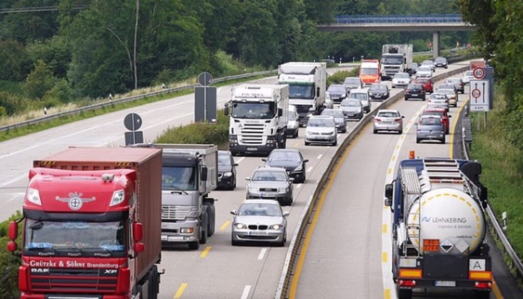 Lkw in Autobahnbaustelle