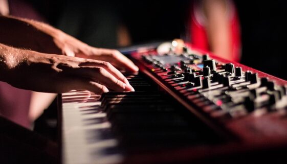 Abb Musiker, Hände auf Tastatur