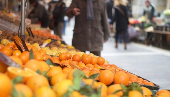 Abb Marktstand mit Orangen