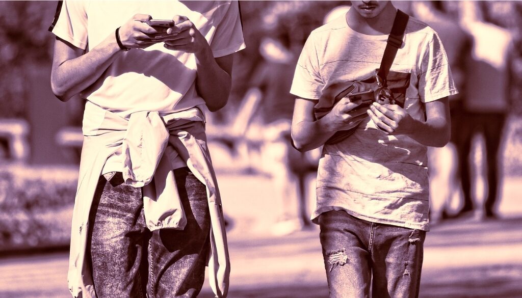 Junge Leute mit Smartphone